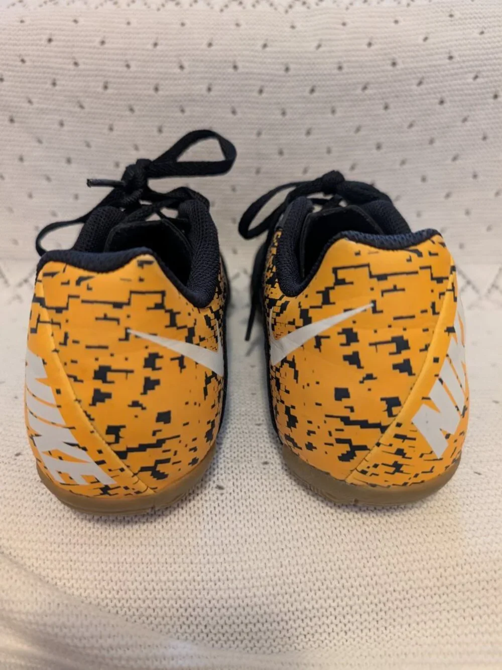 Nike Bombax IC 826487 002 indoor soccer Shoes Black Yellow Boys Youth Size 3.5Y